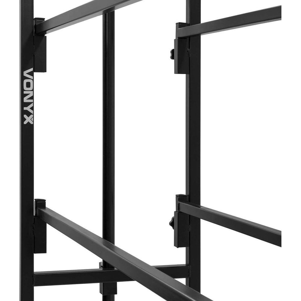 Estructura metálica negra con logo VONYX, primer plano.