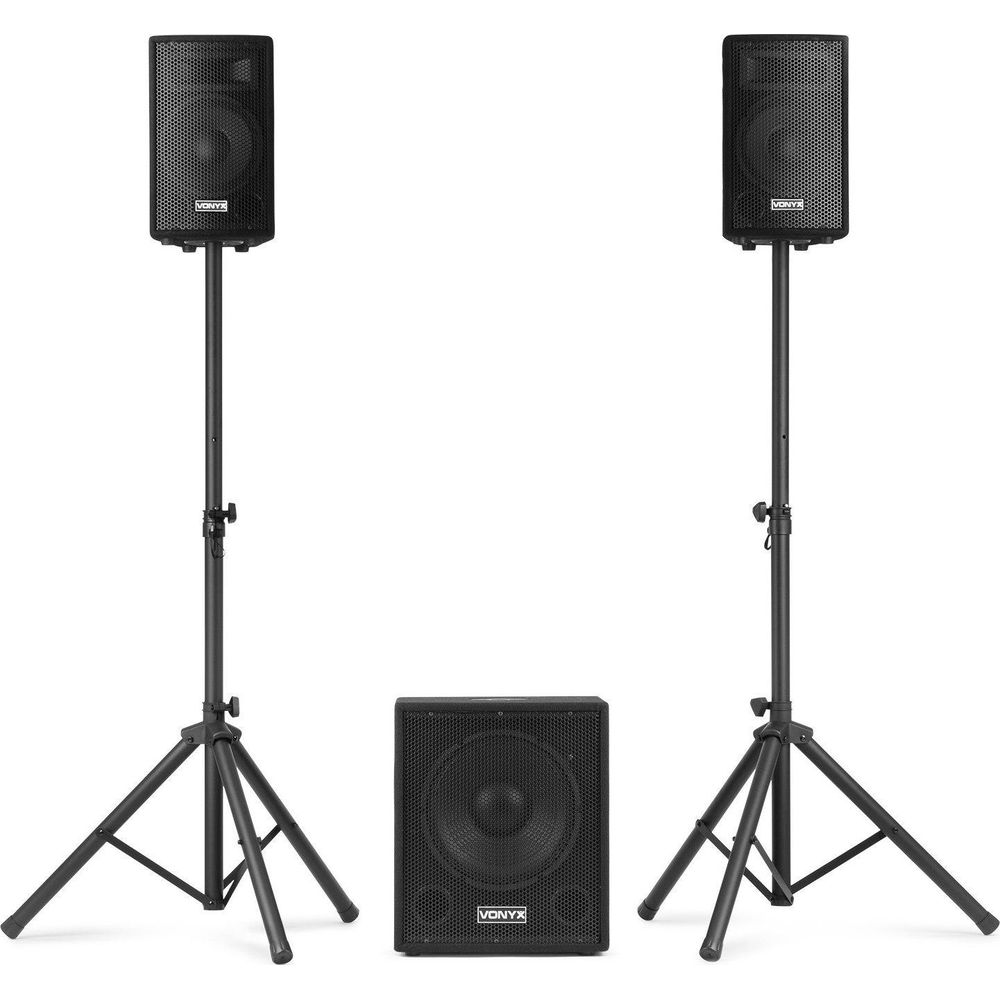 Deux enceintes noires sur pieds et un caisson de basses.