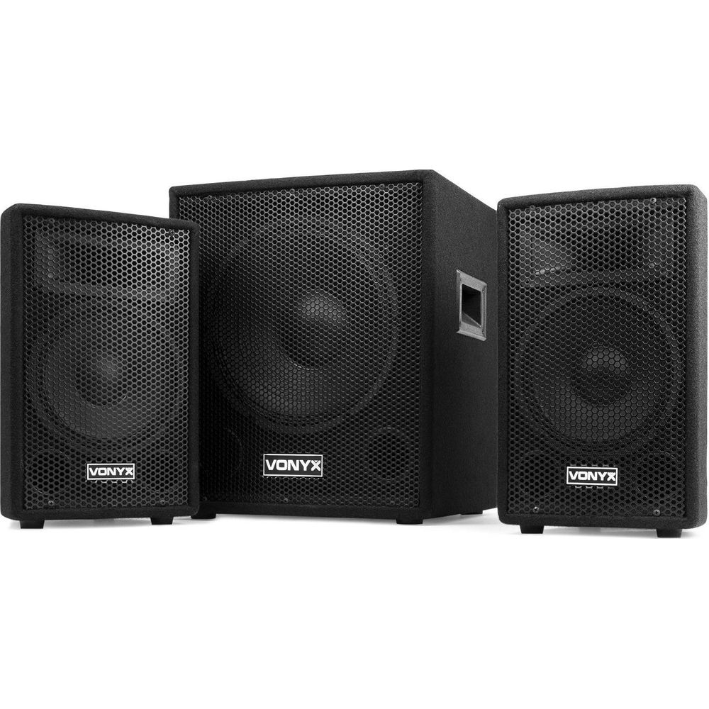 Trois enceintes Vonyx noires, avec un grand caisson de basses au centre.
