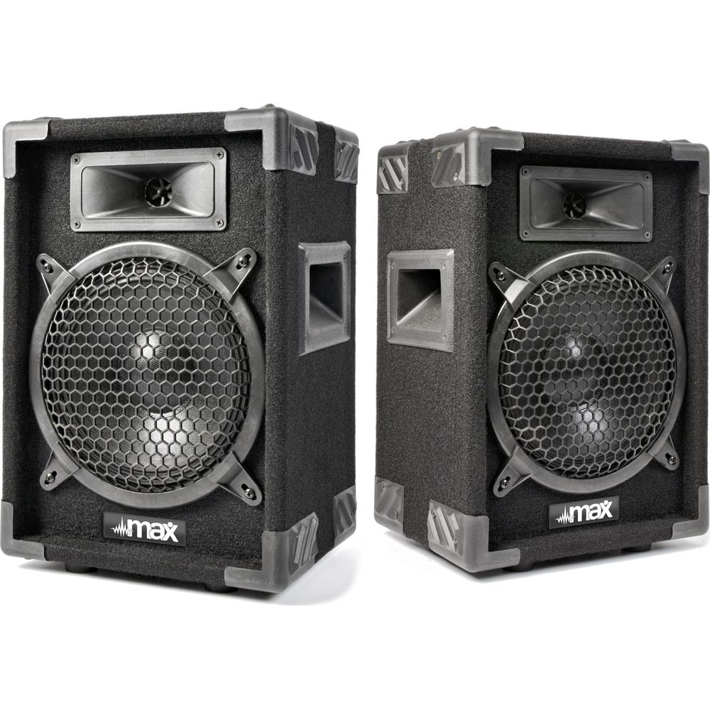 Dos altavoces negros con rejillas y asas plateadas, logos blancos.