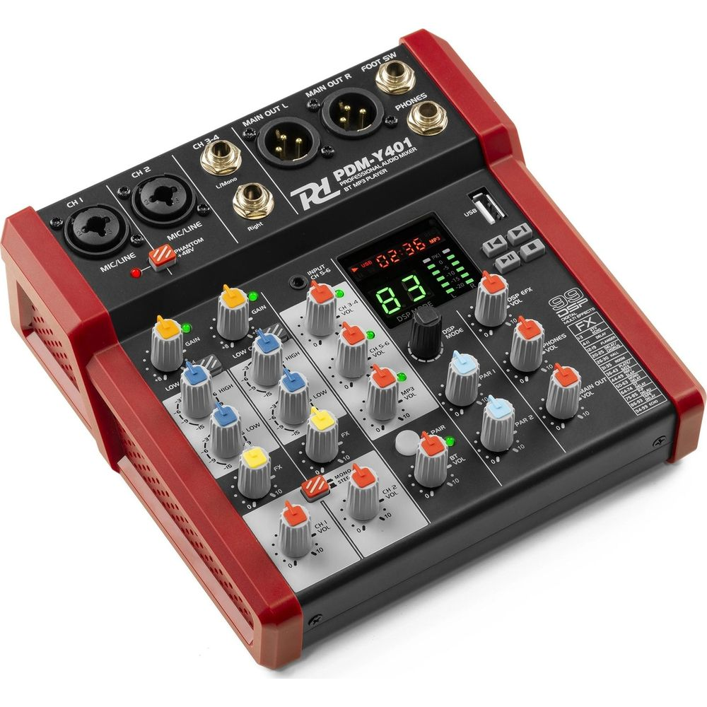 Un mezclador de audio rojo y negro con muchos botones e interruptores, con entradas y salidas.