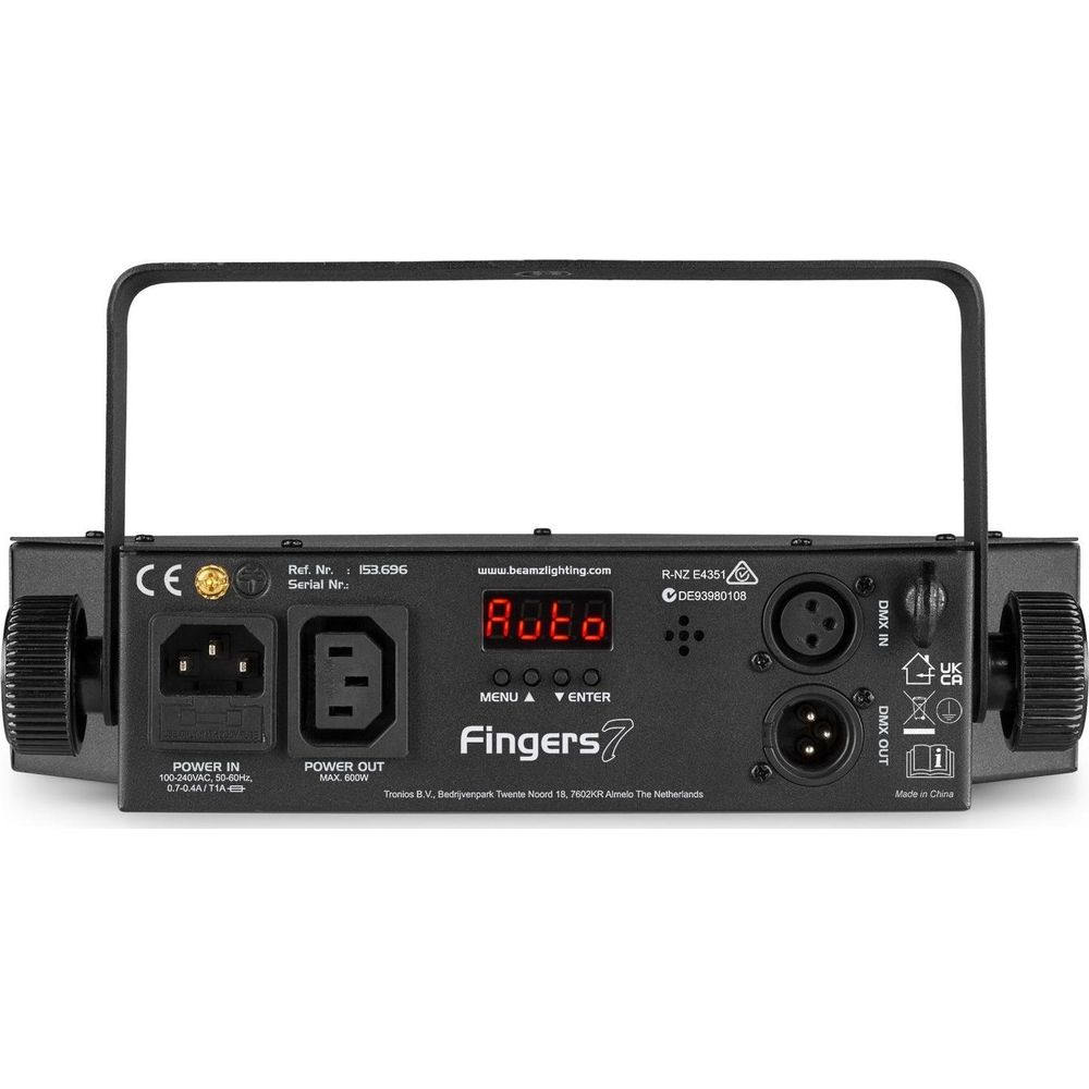 Parte trasera de una luz de escenario mostrando puertos, controles e información.