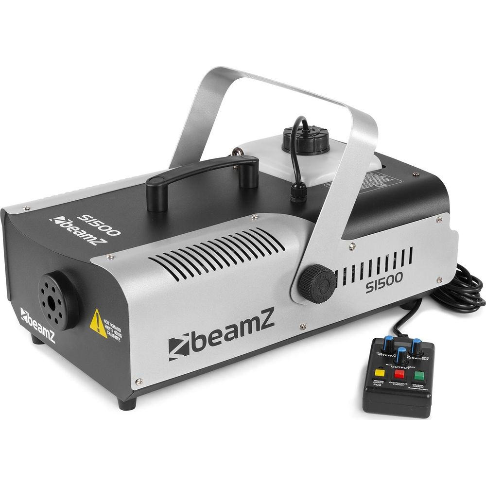 Una máquina de humo BeamZ SI500 con control remoto sobre fondo blanco.