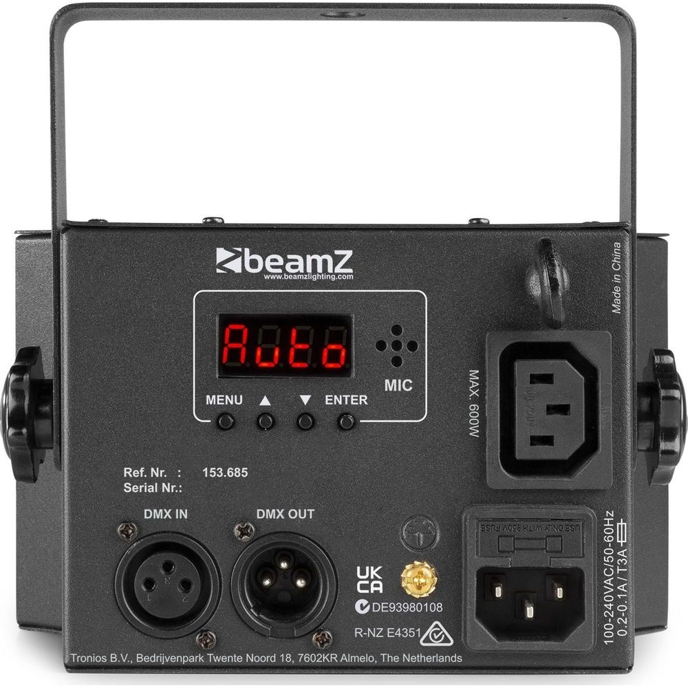 Un dispositivo de efectos de luz negro con pantalla digital, puertos y logo.