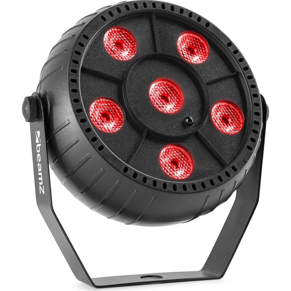 Un foco redondo negro con seis luces rojas y un soporte.