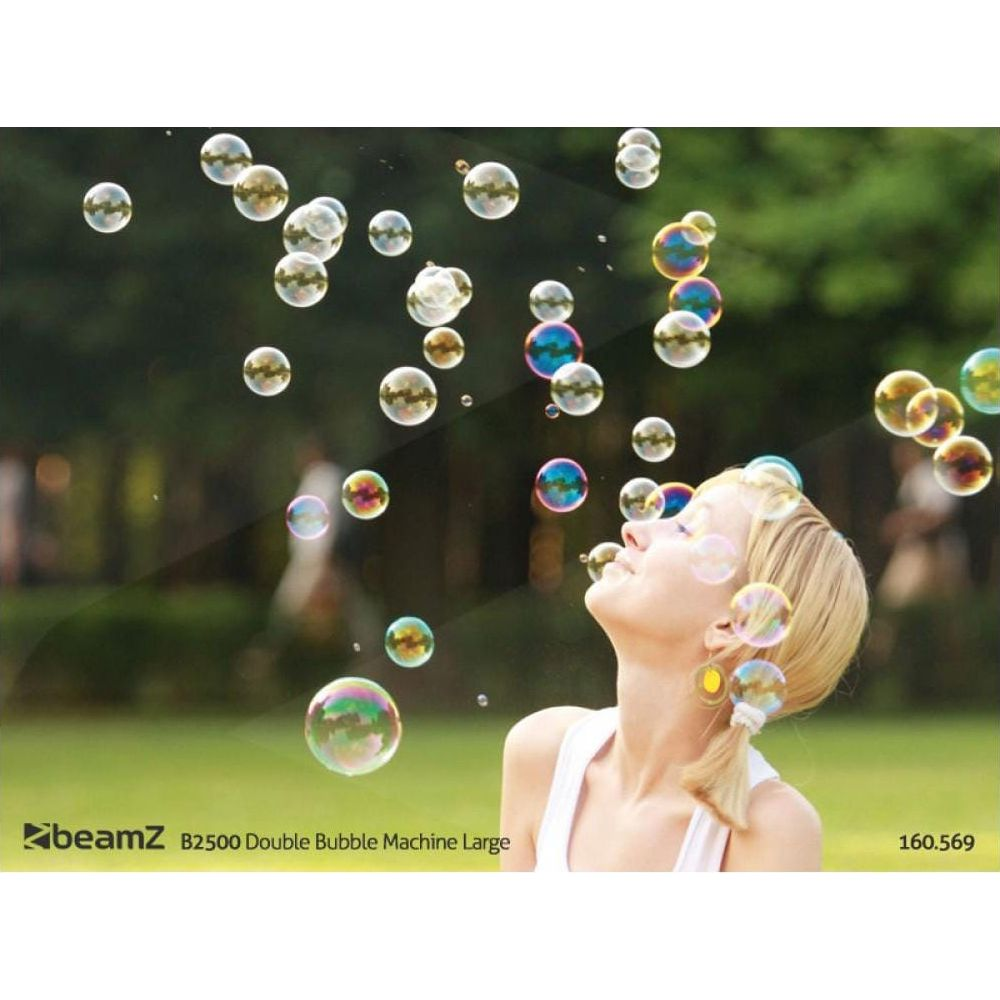Una mujer mira hacia arriba, rodeada de muchas burbujas iridiscentes.