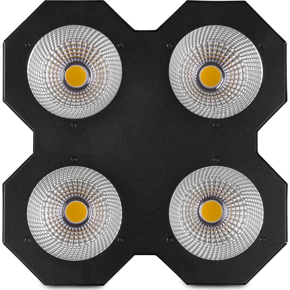 Cuatro luces LED redondas con superficies reflectantes sobre fondo negro.