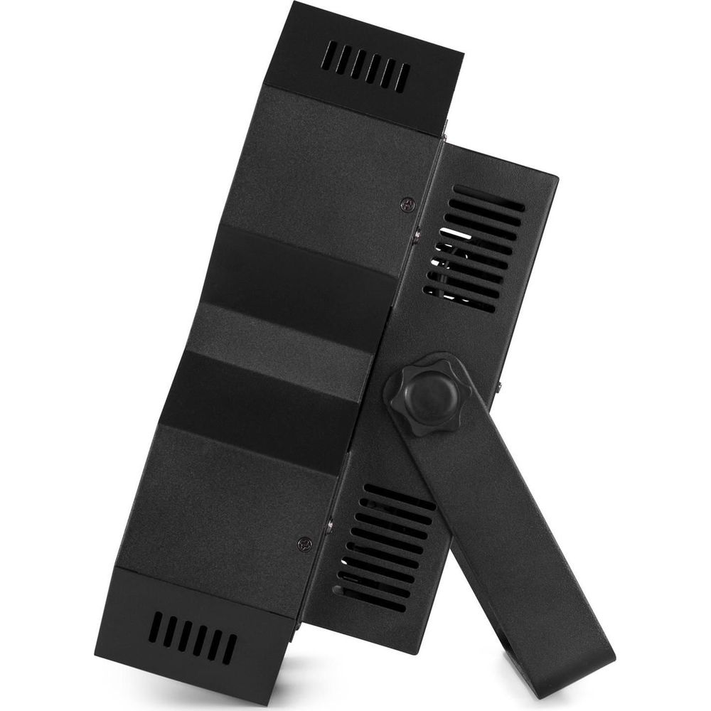Foco negro con soporte ajustable y ranuras de ventilación.