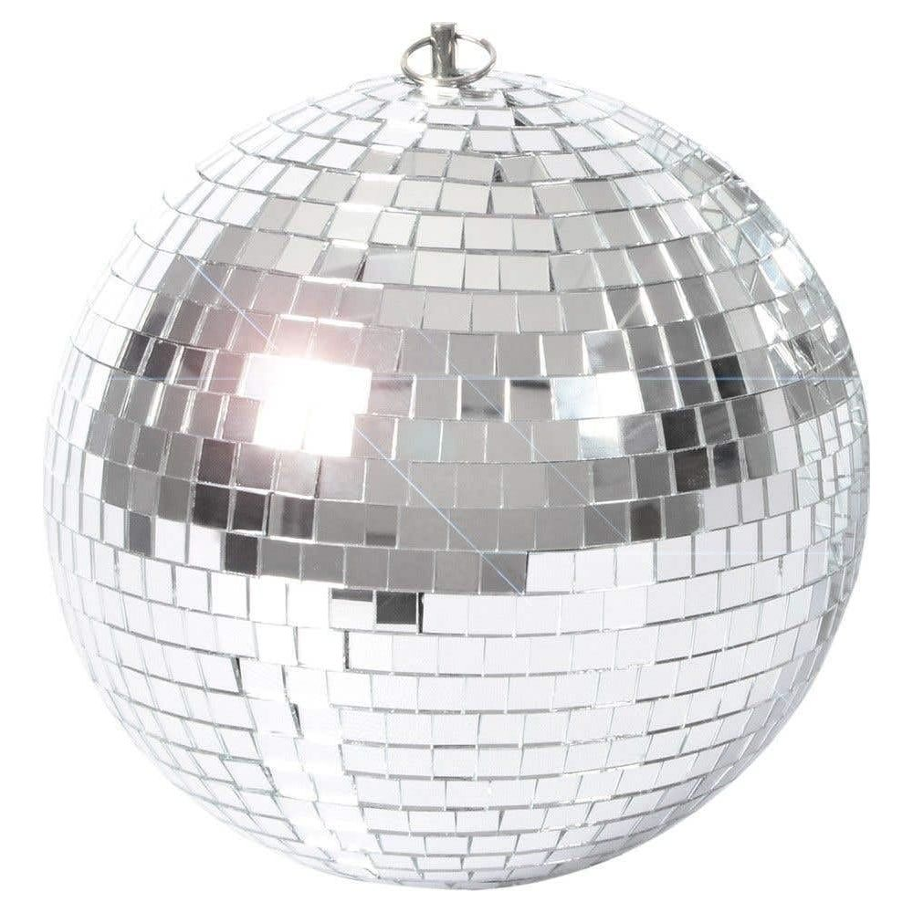 Una bola de discoteca brillante hecha de pequeños cuadrados de espejo que reflejan la luz.