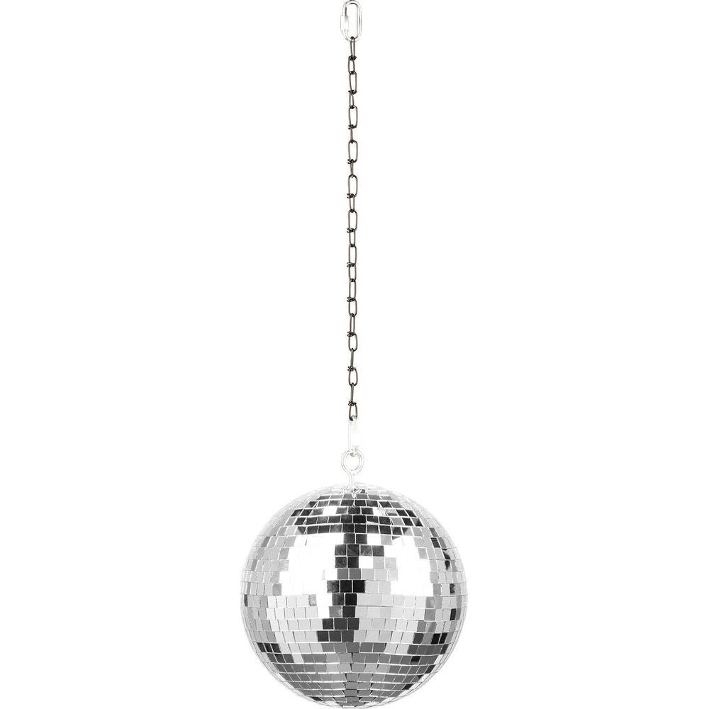 Una bola de discoteca plateada cuelga de una cadena sobre fondo blanco.