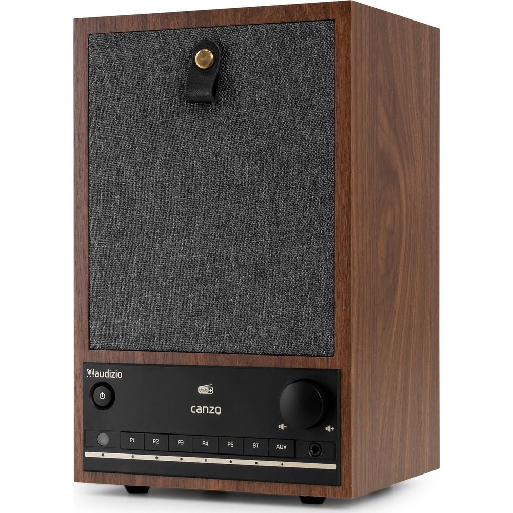 Una radio de madera marrón con rejilla de altavoz de tela negra y controles.