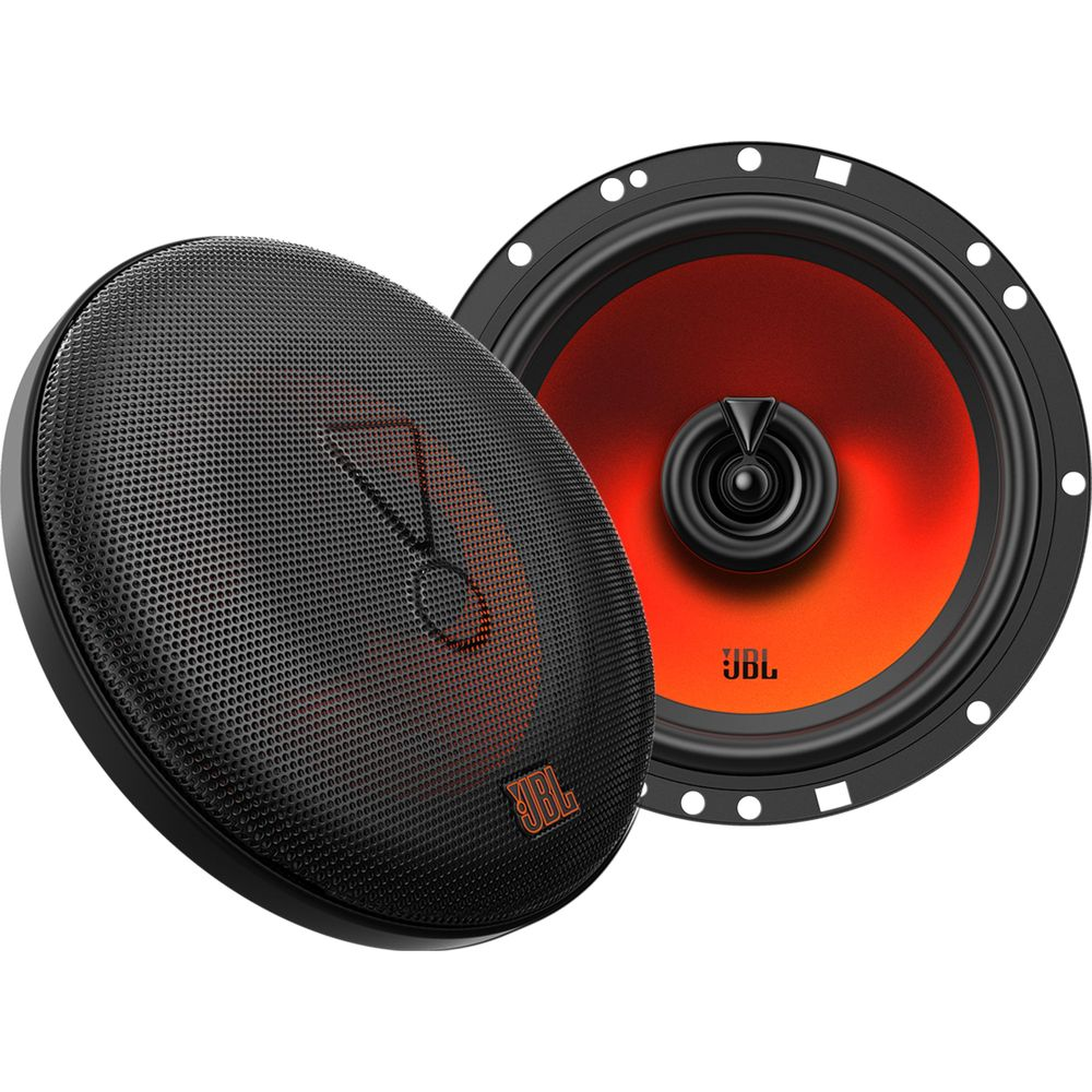 Deux haut-parleurs de voiture JBL : un avec grille noire, l'autre ouvert montrant un cône rouge.