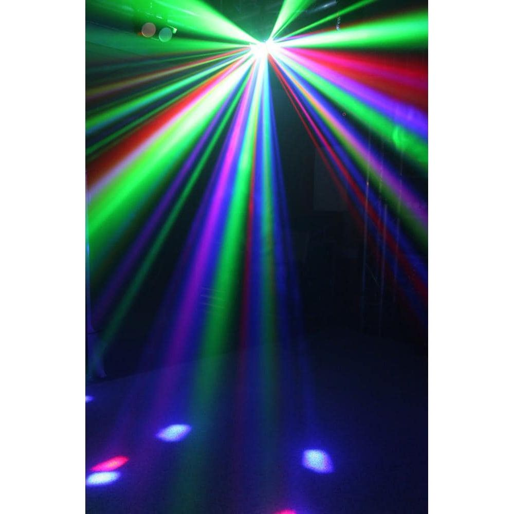 Rayos de luz coloridos de una bola de discoteca en un suelo oscuro.