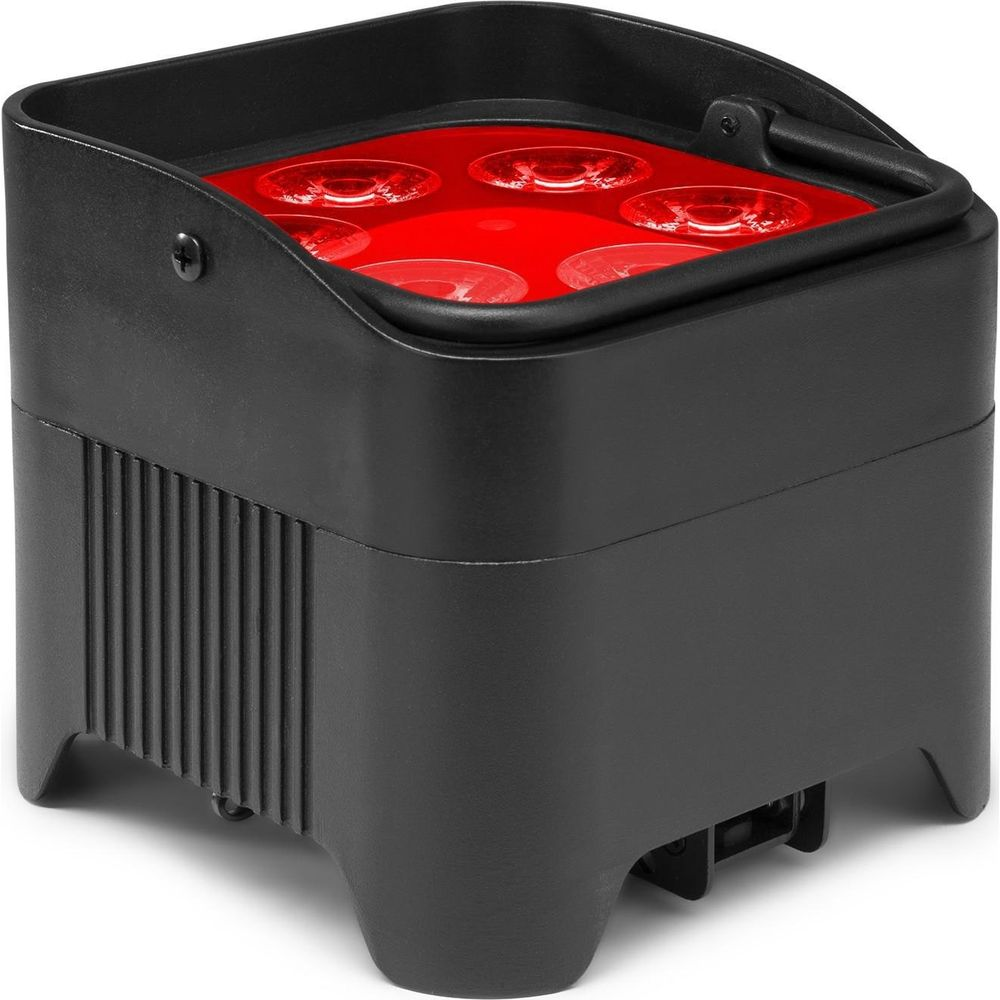Una caja negra con cinco LEDs rojos brilla desde arriba.