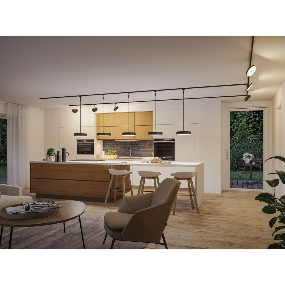 Moderne Küche mit Kochinsel, Barhockern und Wohnbereich. Tür zur Gartenterrasse.