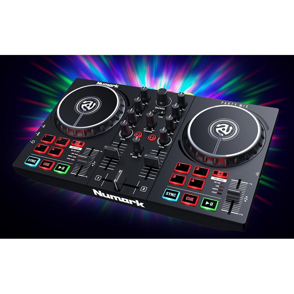 Ein schwarzer DJ-Controller mit Lichtern und Knöpfen im Vordergrund.