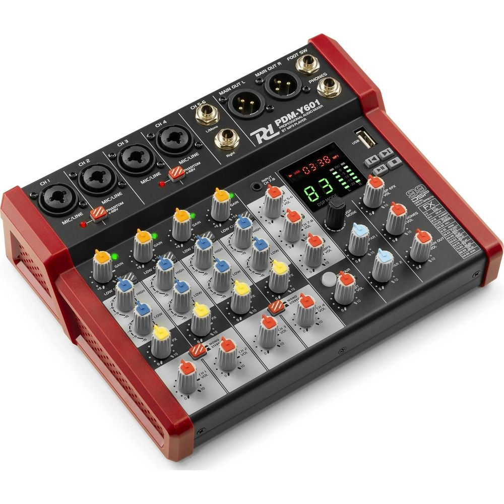 Mezclador de audio rojo y negro con perillas, faders y pantalla digital.
