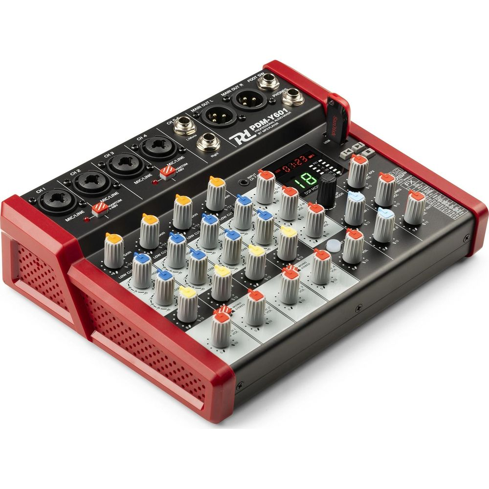 Mezclador compacto con laterales rojos, muchos mandos y puertos. Pantalla digital 18.