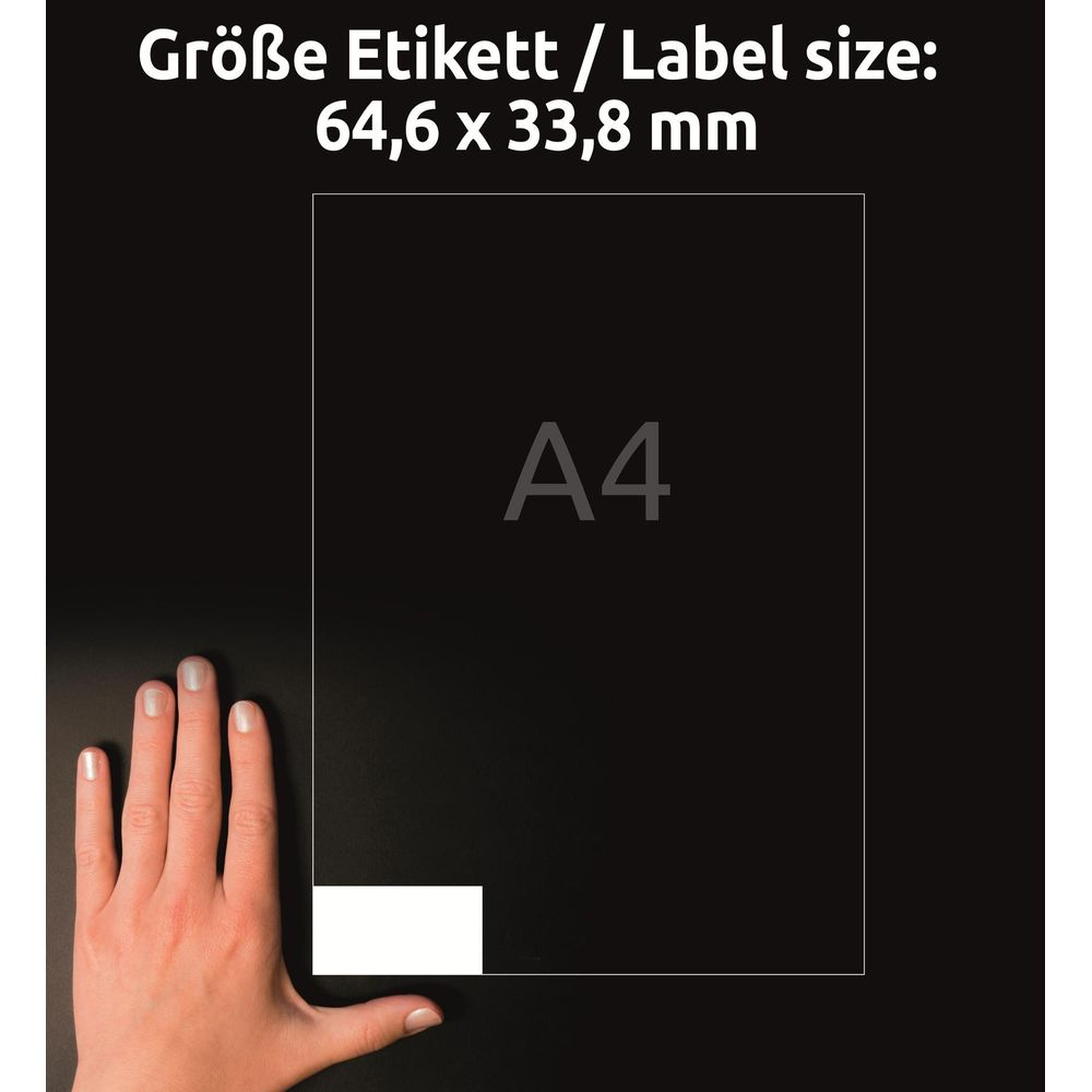 Eine Hand liegt neben einem schwarzen Blatt mit A4-Aufdruck. Darunter ein weißes Rechteck.
