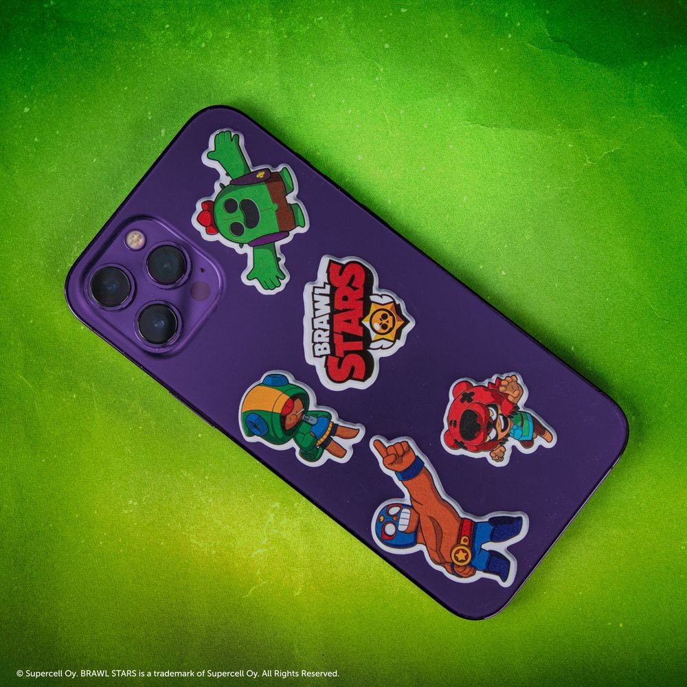 Lila Handyhülle mit Brawl Stars Aufklebern auf grünem Hintergrund.