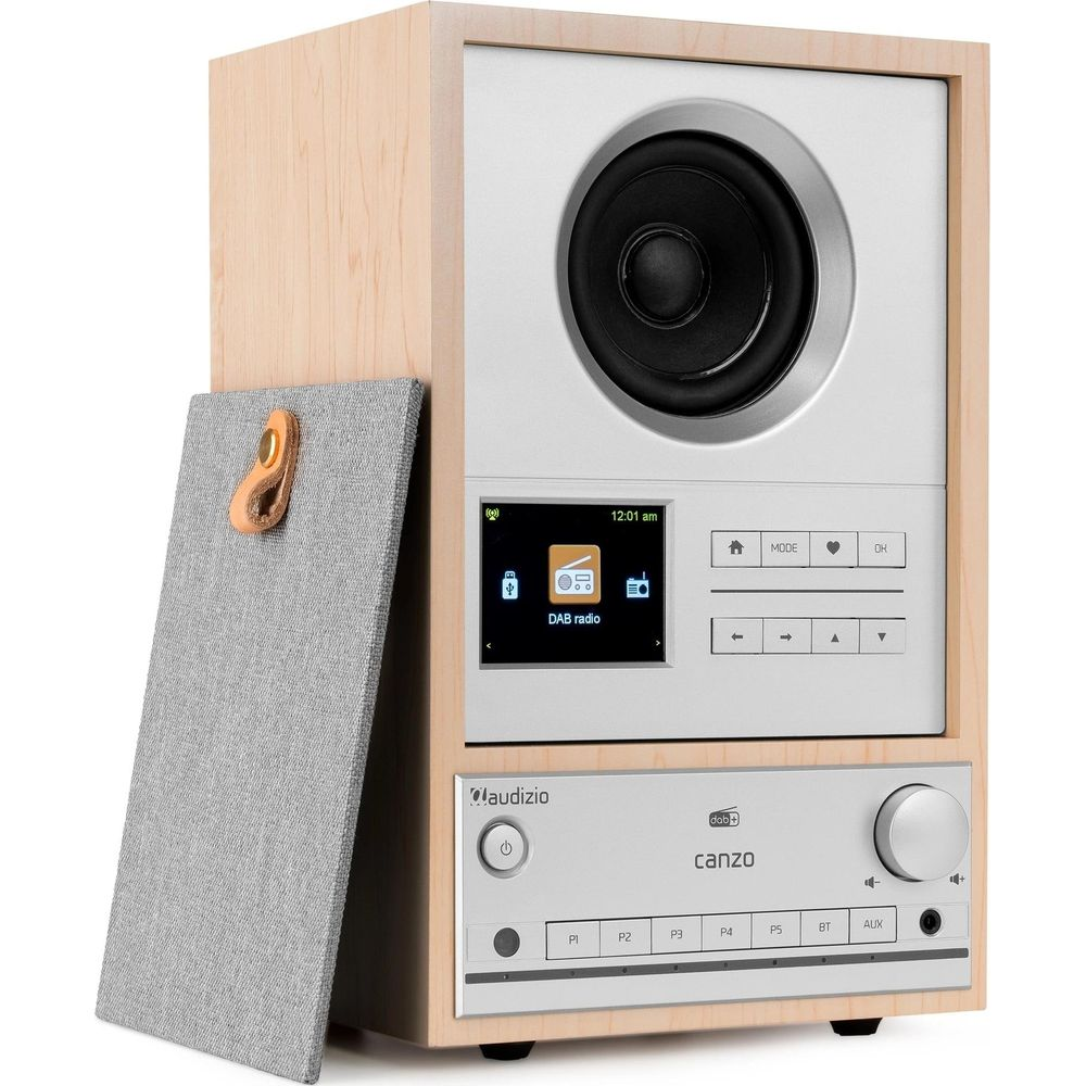 Una radio de madera con cubierta de tela, pantalla y botones de control.