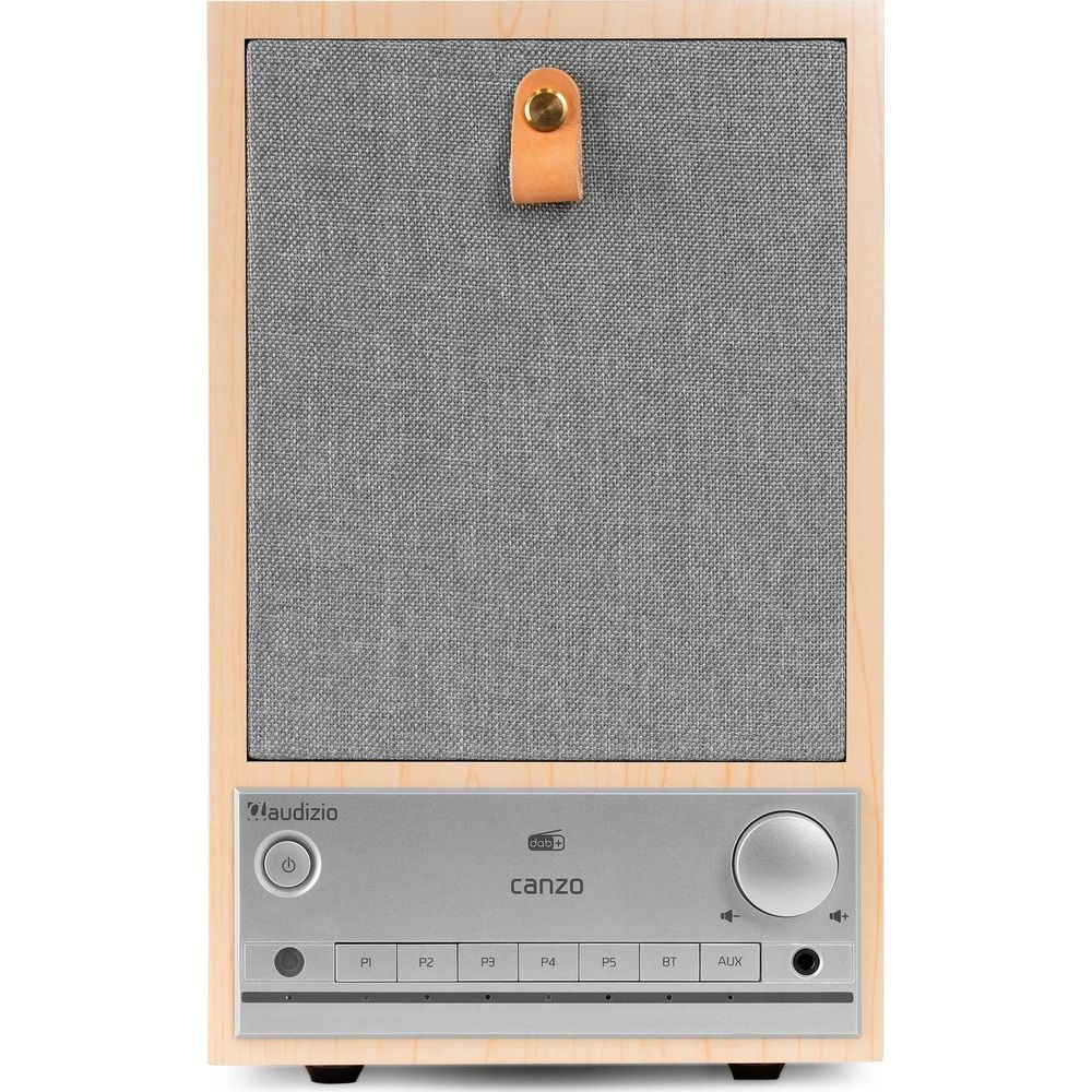 Una radio de madera con frontal de tela gris, controles y botones plateados.