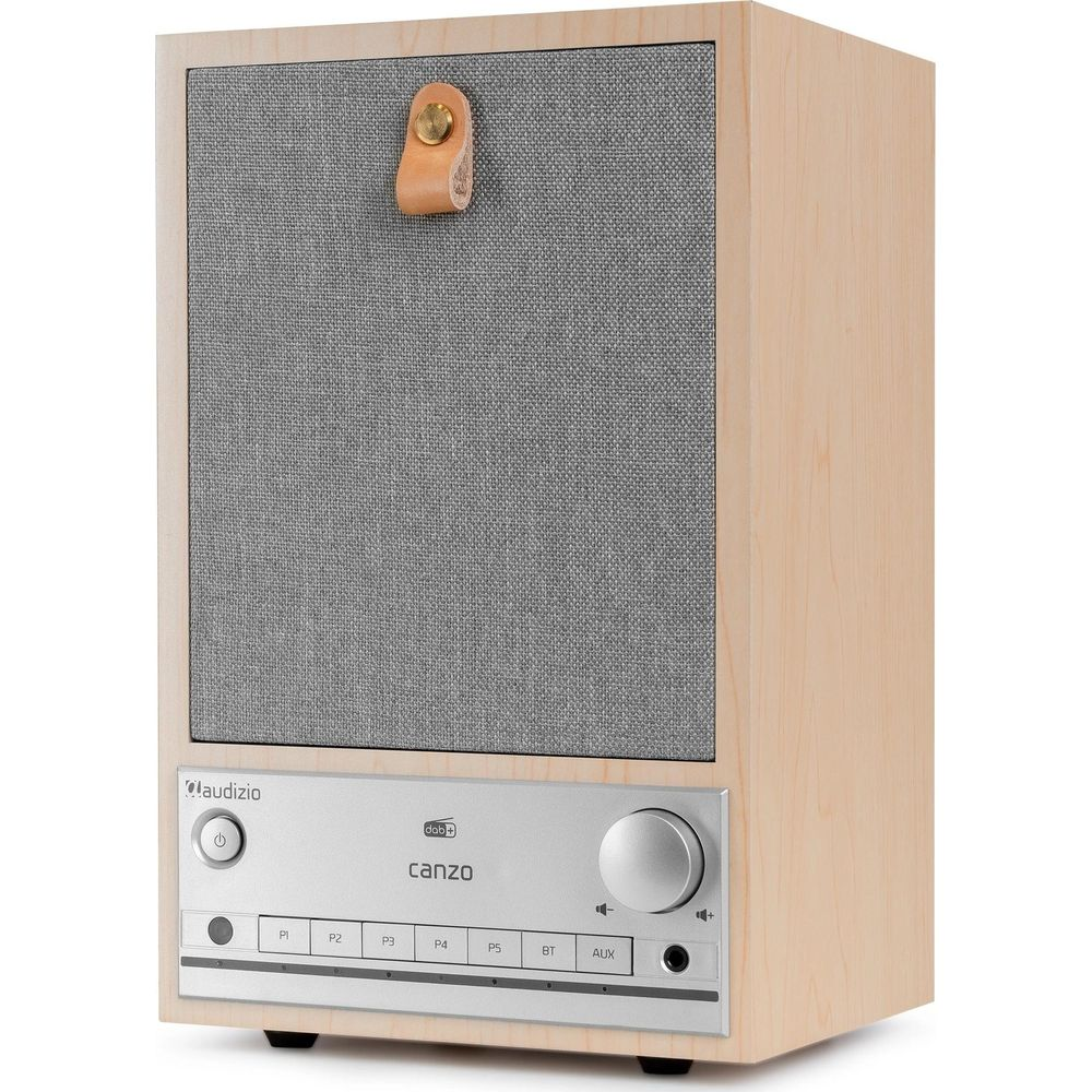 Una radio de madera con cubierta de altavoz gris, asa de cuero y panel de control plateado.