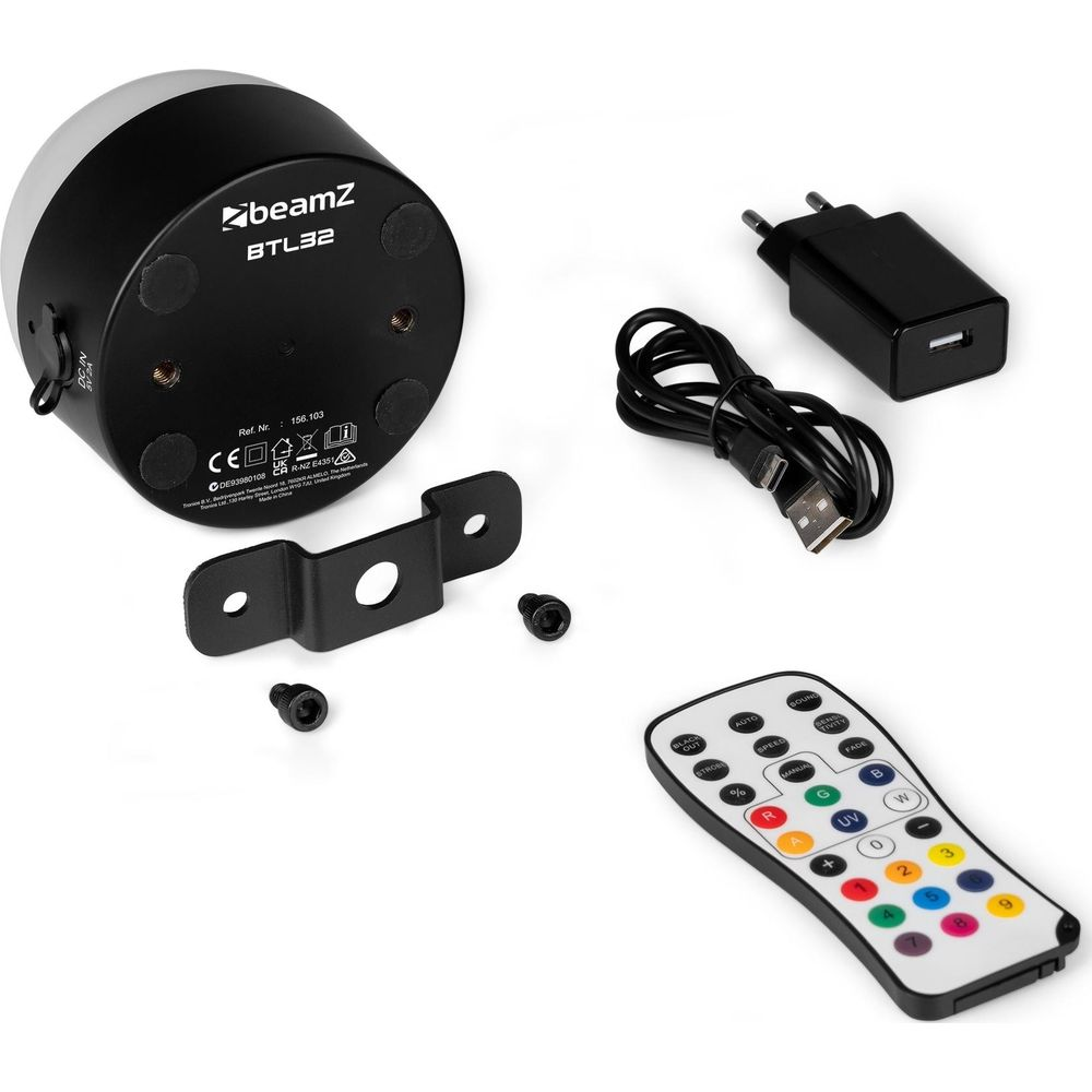 Un dispositivo de efecto de luz con mando, adaptador, cable y soporte.