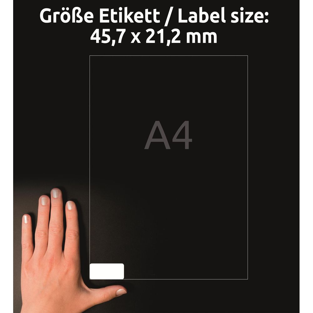 Hand neben A4 Blatt mit Etikettengröße 45,7 x 21,2 mm.