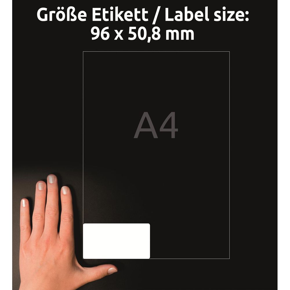 Eine Hand zeigt auf ein A4-Blatt mit Etiketten. Größe 96x50,8mm.