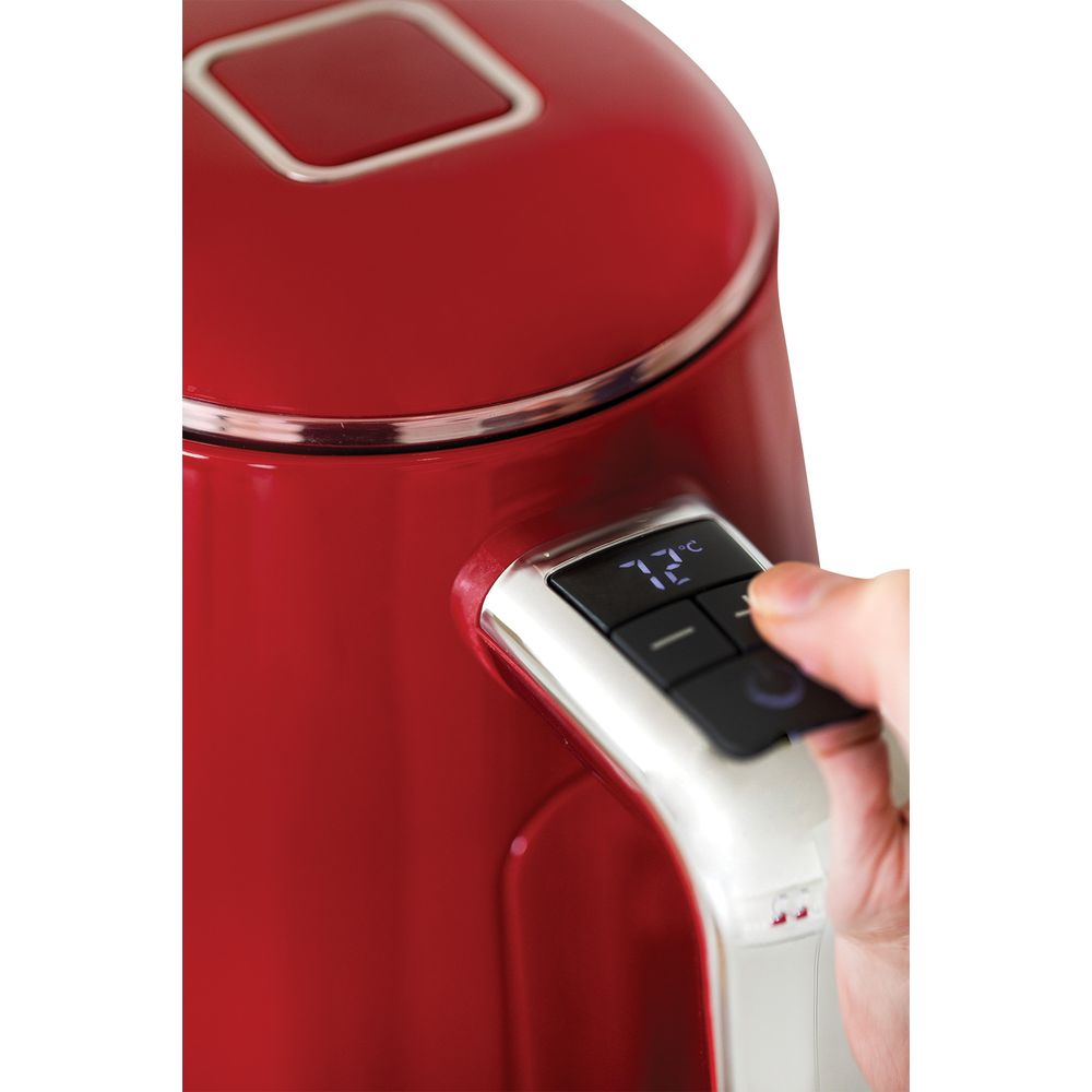 Eine Hand bedient eine rote Teekanne mit digitaler Temperaturanzeige von 72°C.