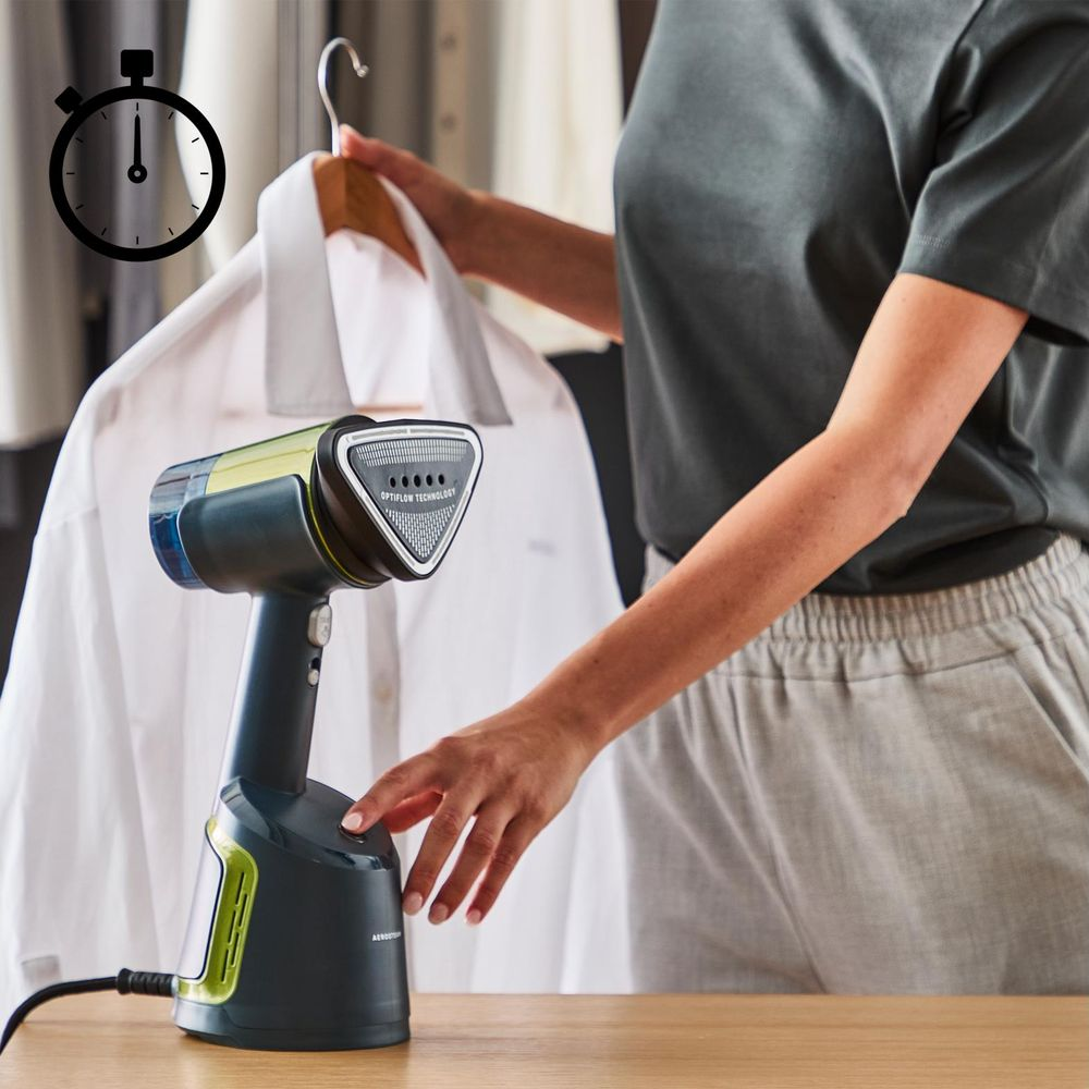 Un vaporizzatore portatile su un tavolo usato per una camicia bianca.