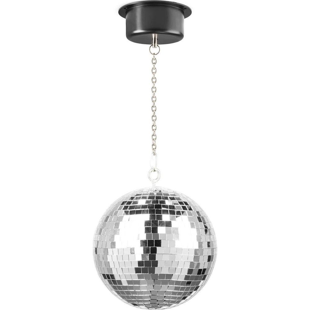 Una bola de discoteca plateada cuelga de una cadena sujeta a un soporte de motor negro.