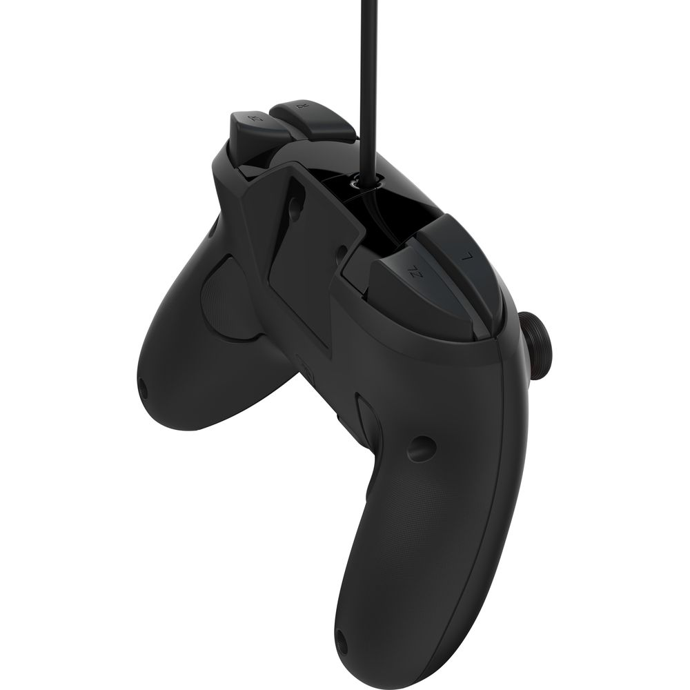 Schwarzer Gamecontroller mit Kabel, wei?er Hintergrund.