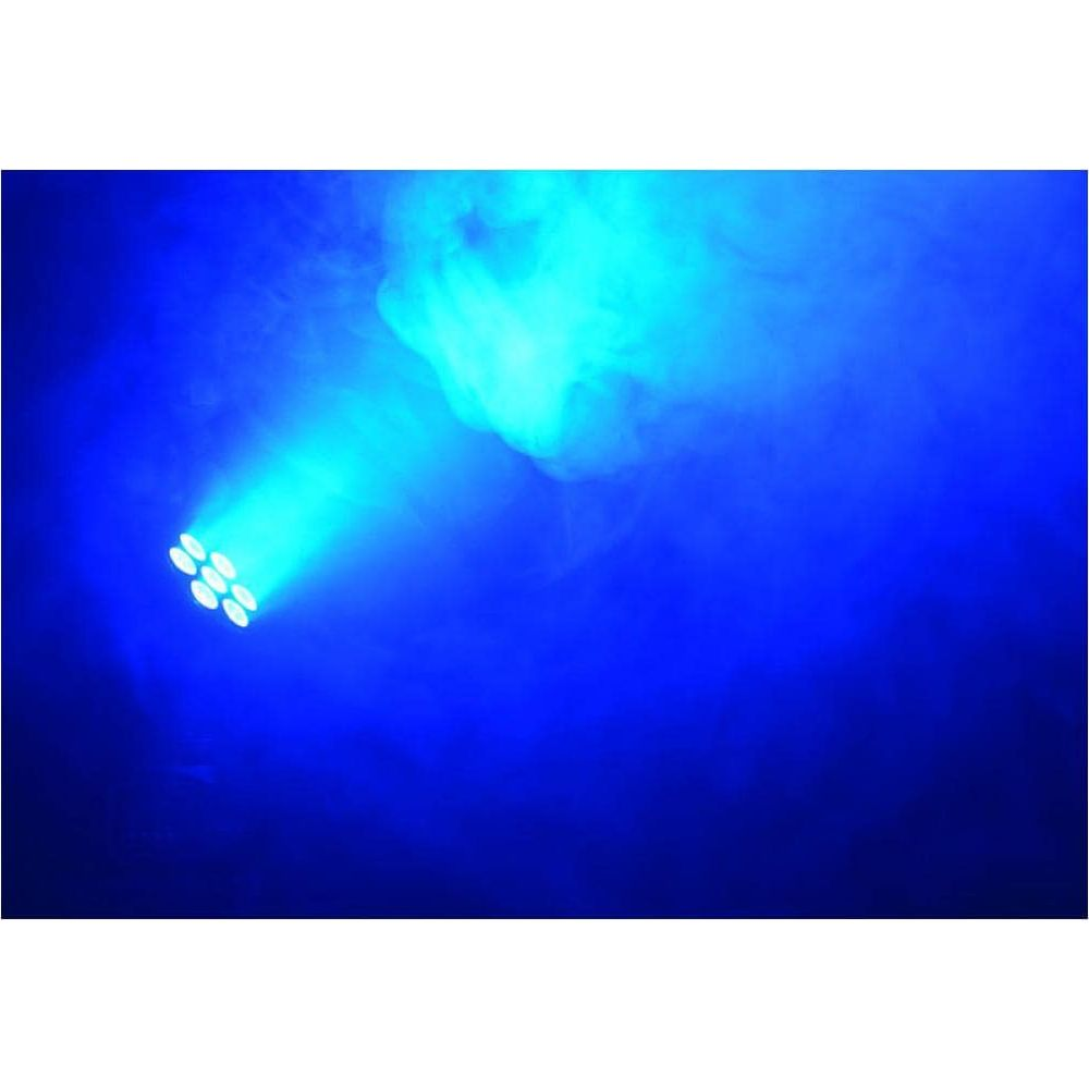 Un rayo de luz azul de varios LED golpea el humo.