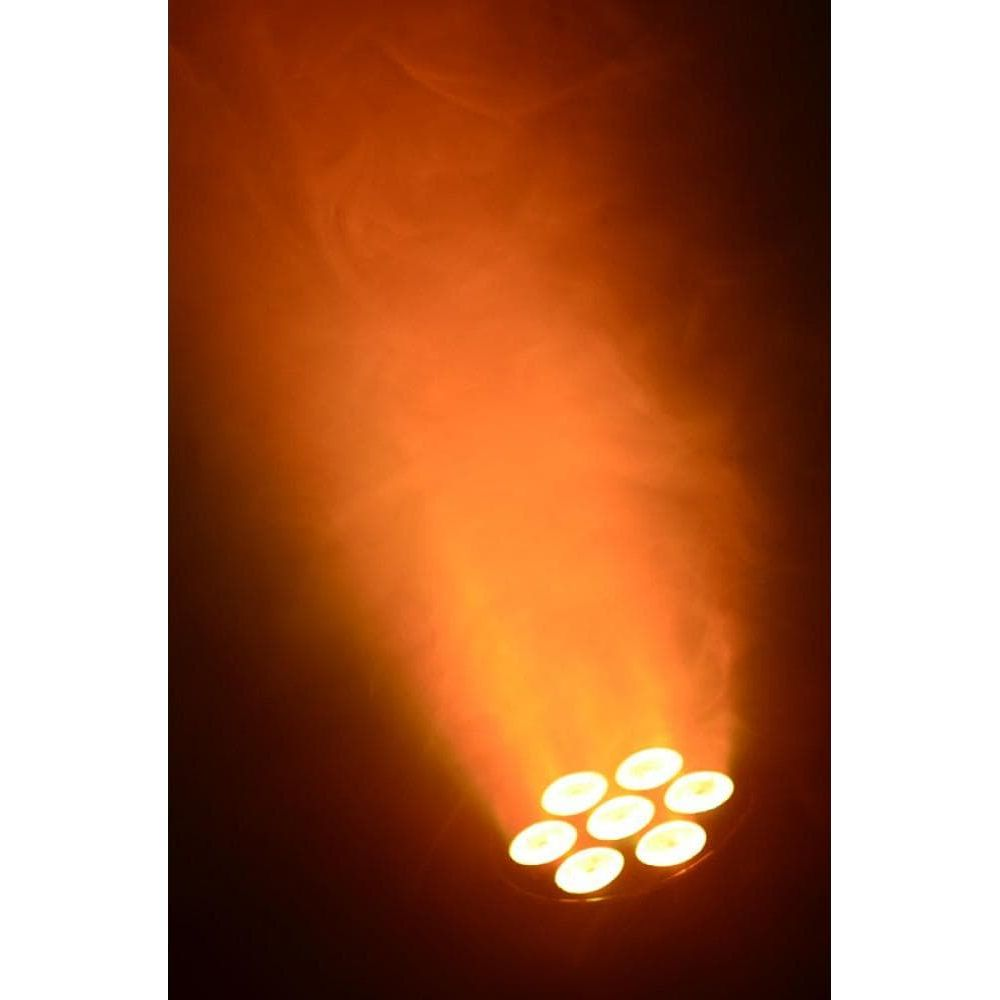Un foco con siete luces proyecta un haz naranja en el humo.