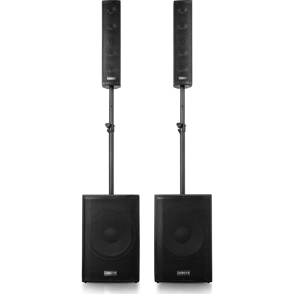 Dos altavoces de columna negros sobre soportes con subwoofers debajo.