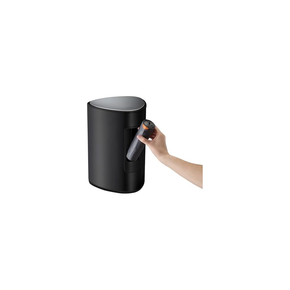Una mano coloca un rollo negro en un contenedor negro.