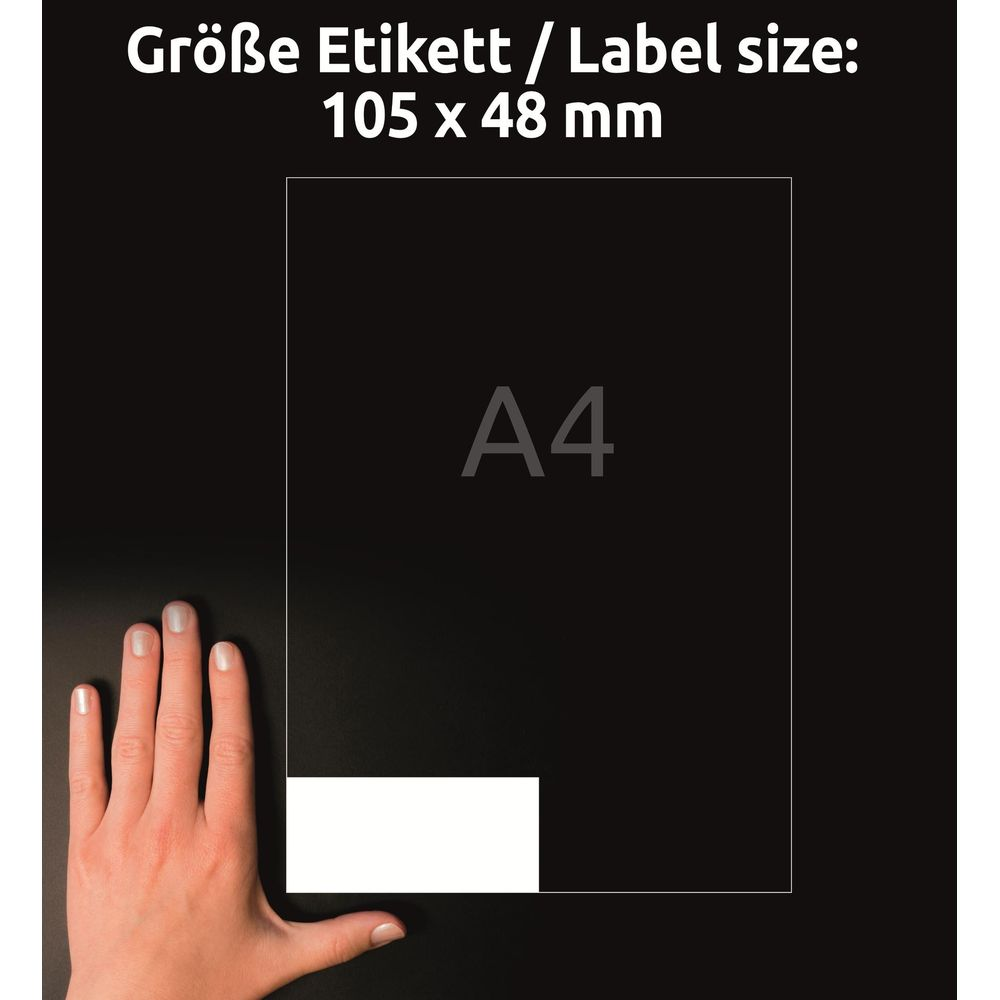 Eine Hand liegt neben einem A4-Blatt mit zwei Etiketten.