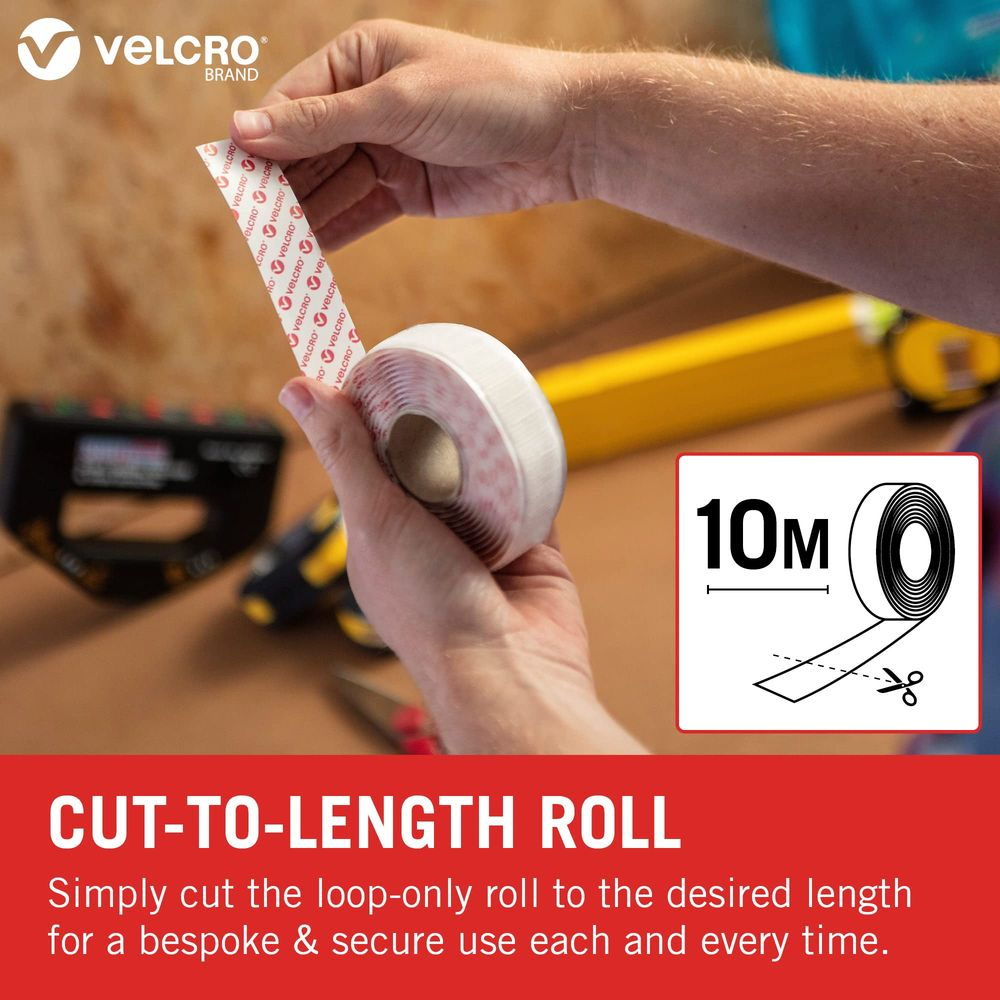 Mani che tengono nastro VELCRO da un rotolo, icona 10m con forbici.