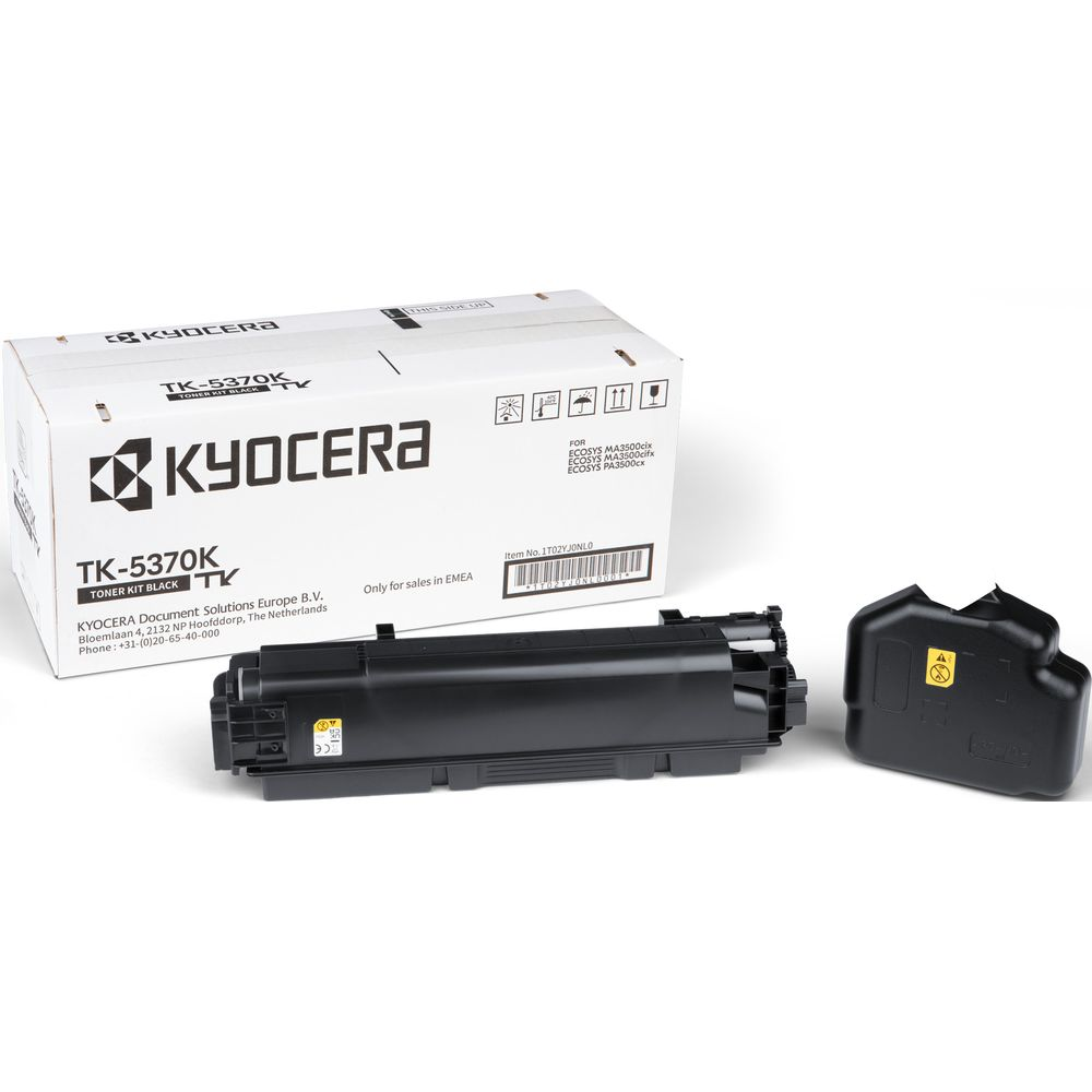 Toner Kyocera TK-5370K z pudełkiem i akcesorium na białym tle.
