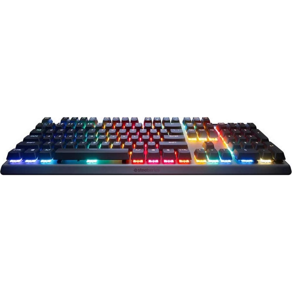 Una tastiera scura con retroilluminazione RGB su sfondo bianco.