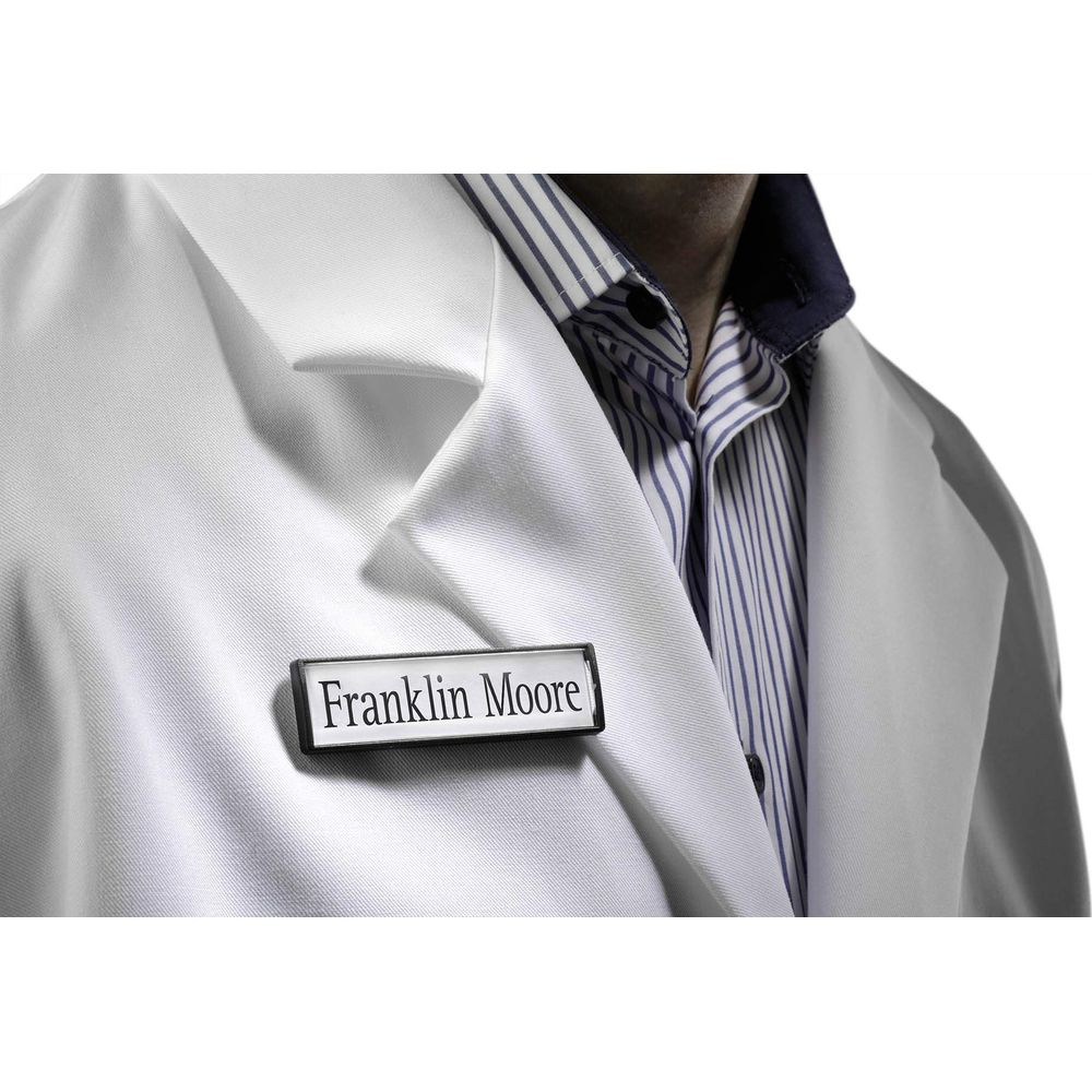 Osoba w białym fartuchu z etykietą „Franklin Moore”.