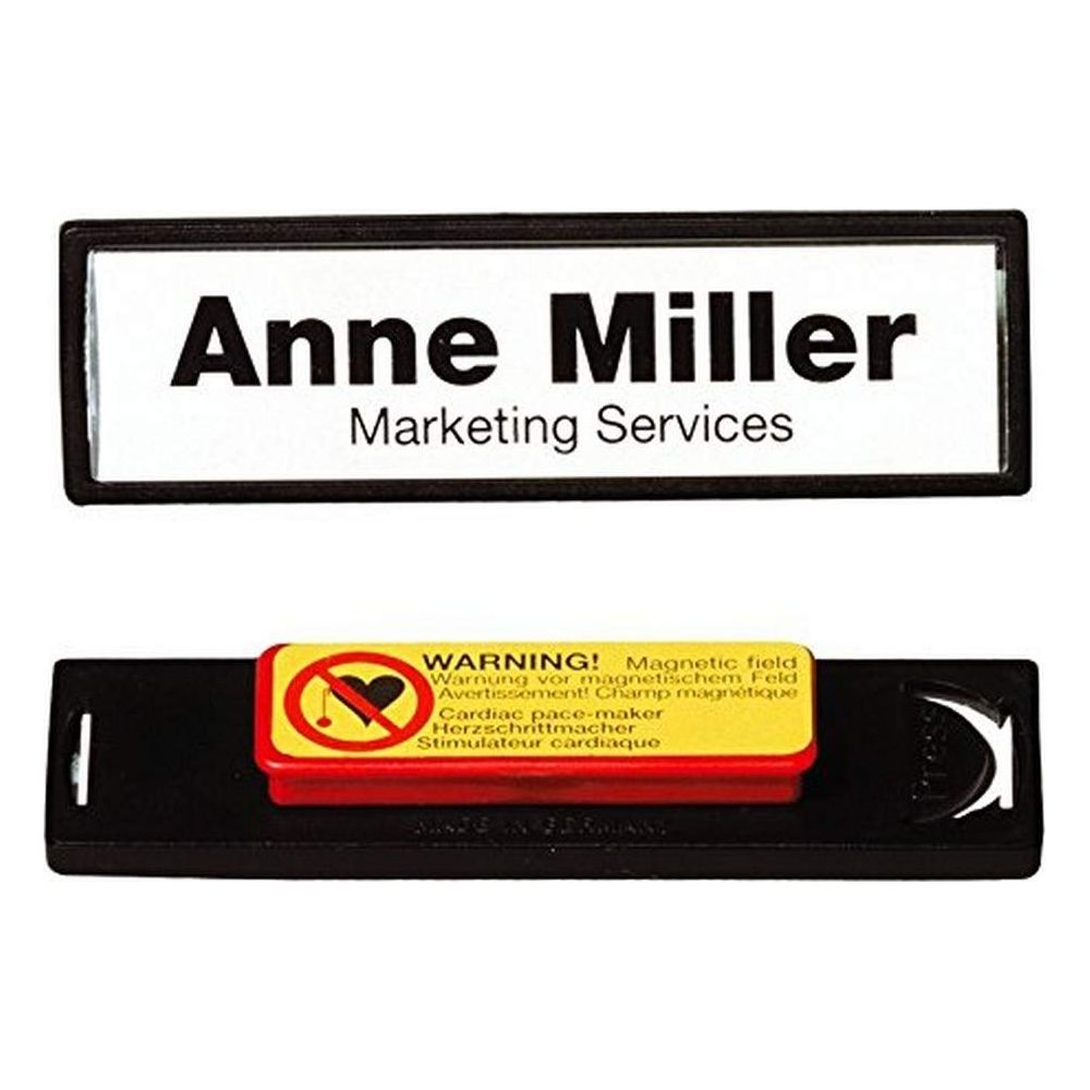 Identyfikator Anne Miller, z ostrzeżeniem o polu magnetycznym dla rozruszników serca.