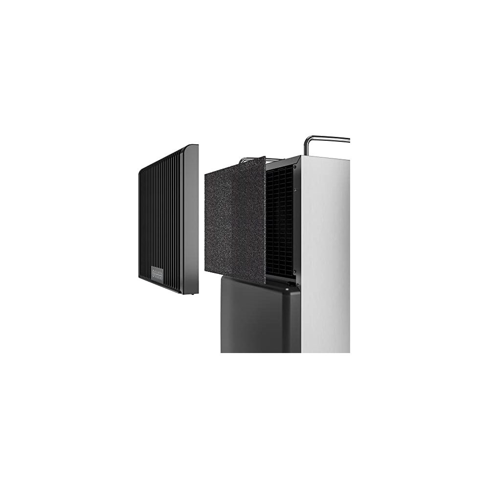 Czarny filtr jest pokazany przed srebrną kratką wentylacyjną.