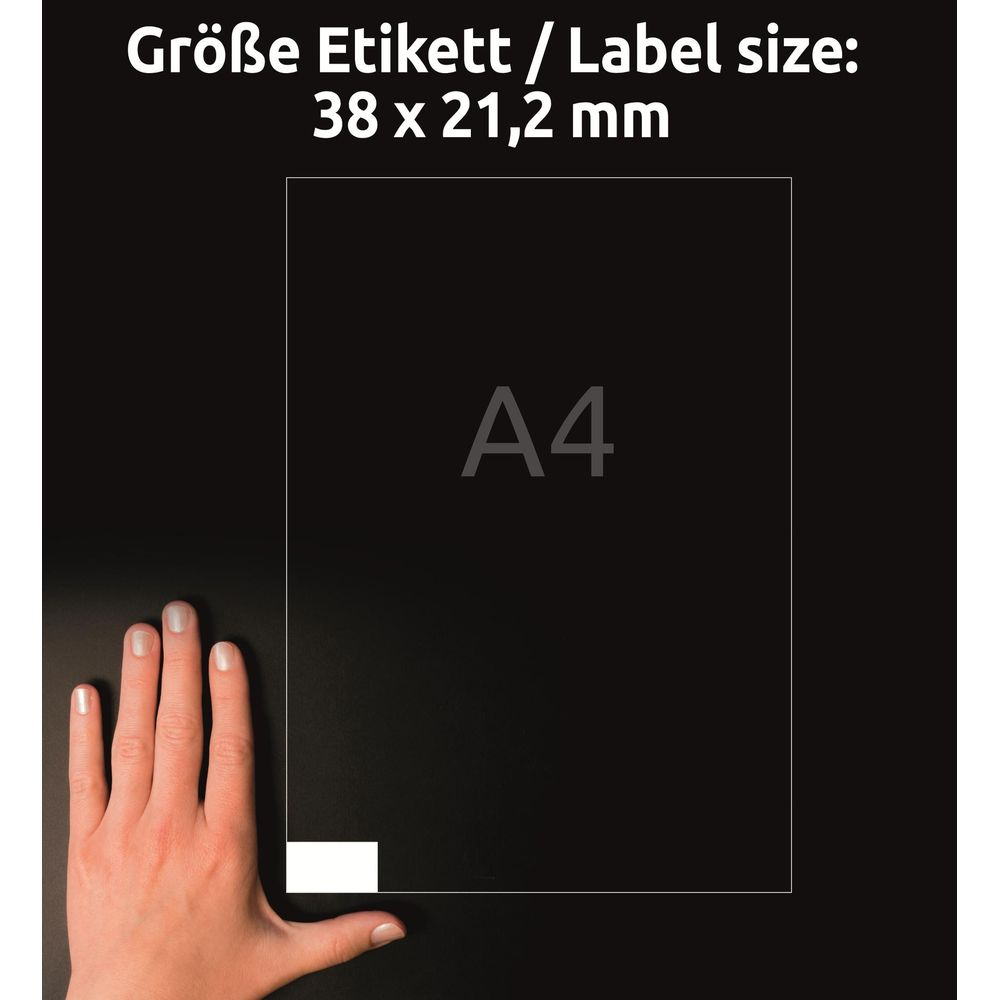Eine Hand neben einem A4-Blatt mit Etikettengröße 38x21,2mm.