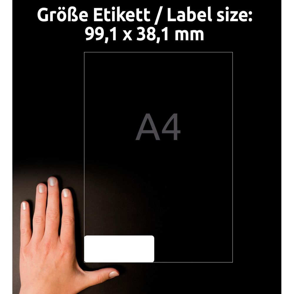Eine Hand liegt neben einem A4-Blatt mit Etikettengröße 99,1 x 38,1 mm.