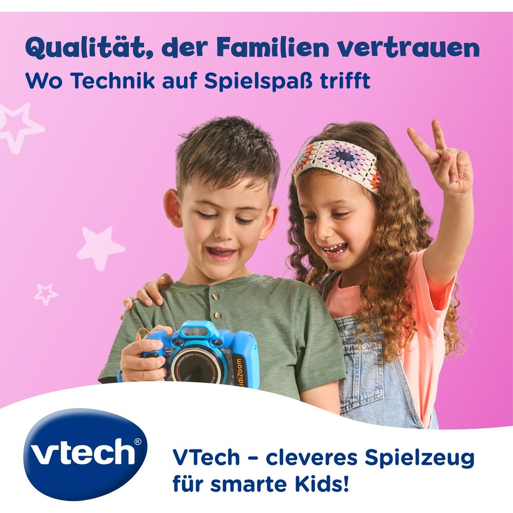 Zwei Kinder halten eine blaue VTech Kamera. Der Junge trägt ein grünes Hemd, das Mädchen ein Latzkleid.