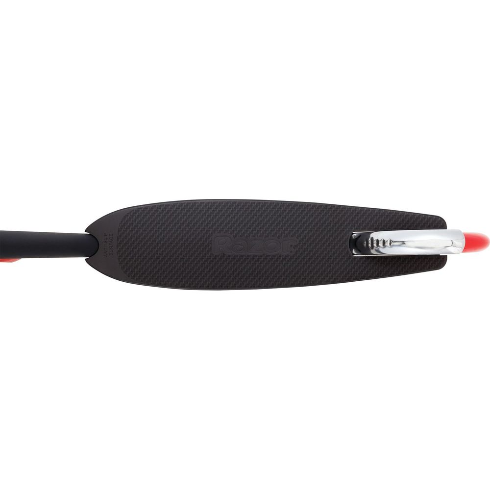 Czarna podest hulajnogi Razor z czerwonymi uchwytami i chromowanym układem hamulcowym.