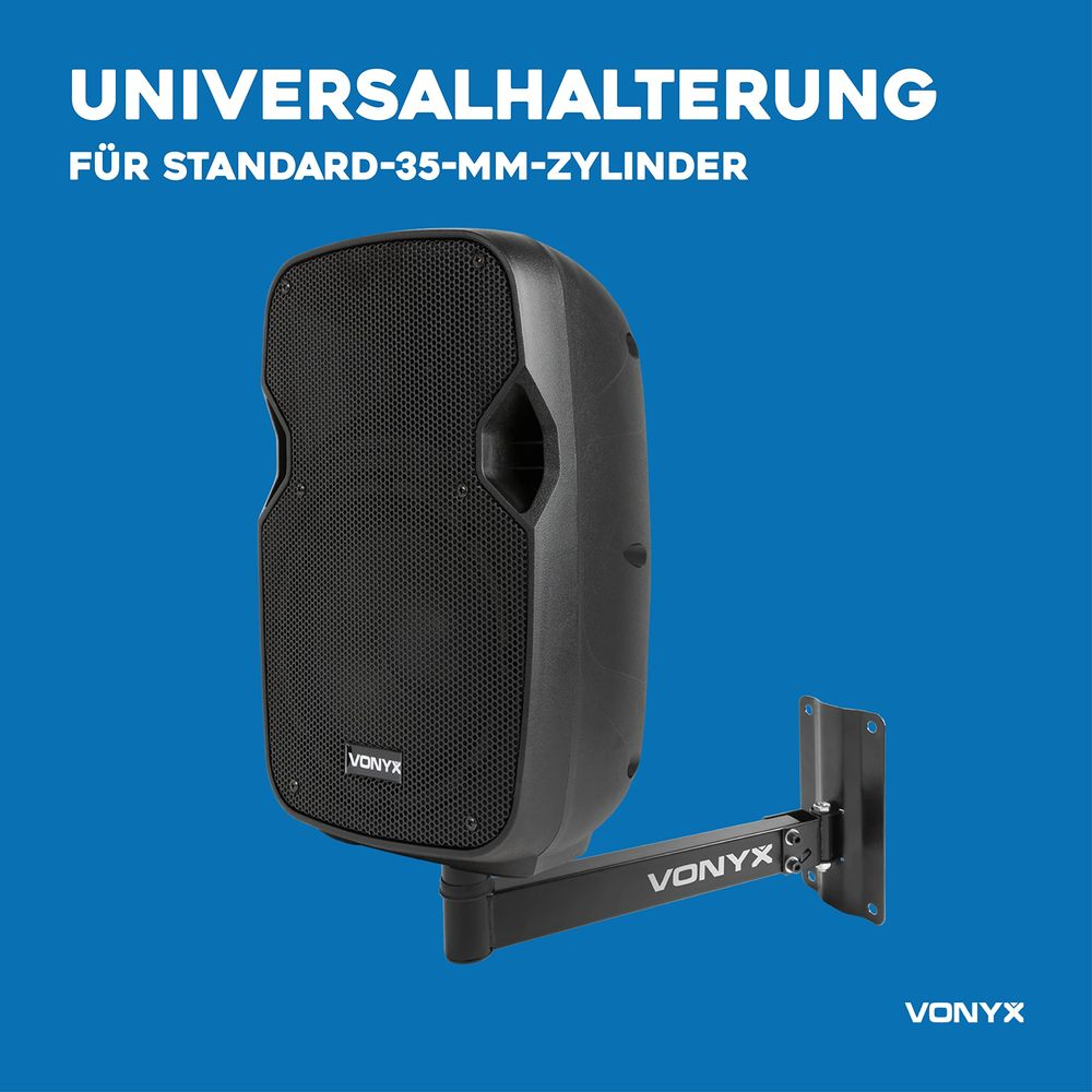 Schwarzer Lautsprecher an schwarzer Wandhalterung vor blauem Hintergrund.